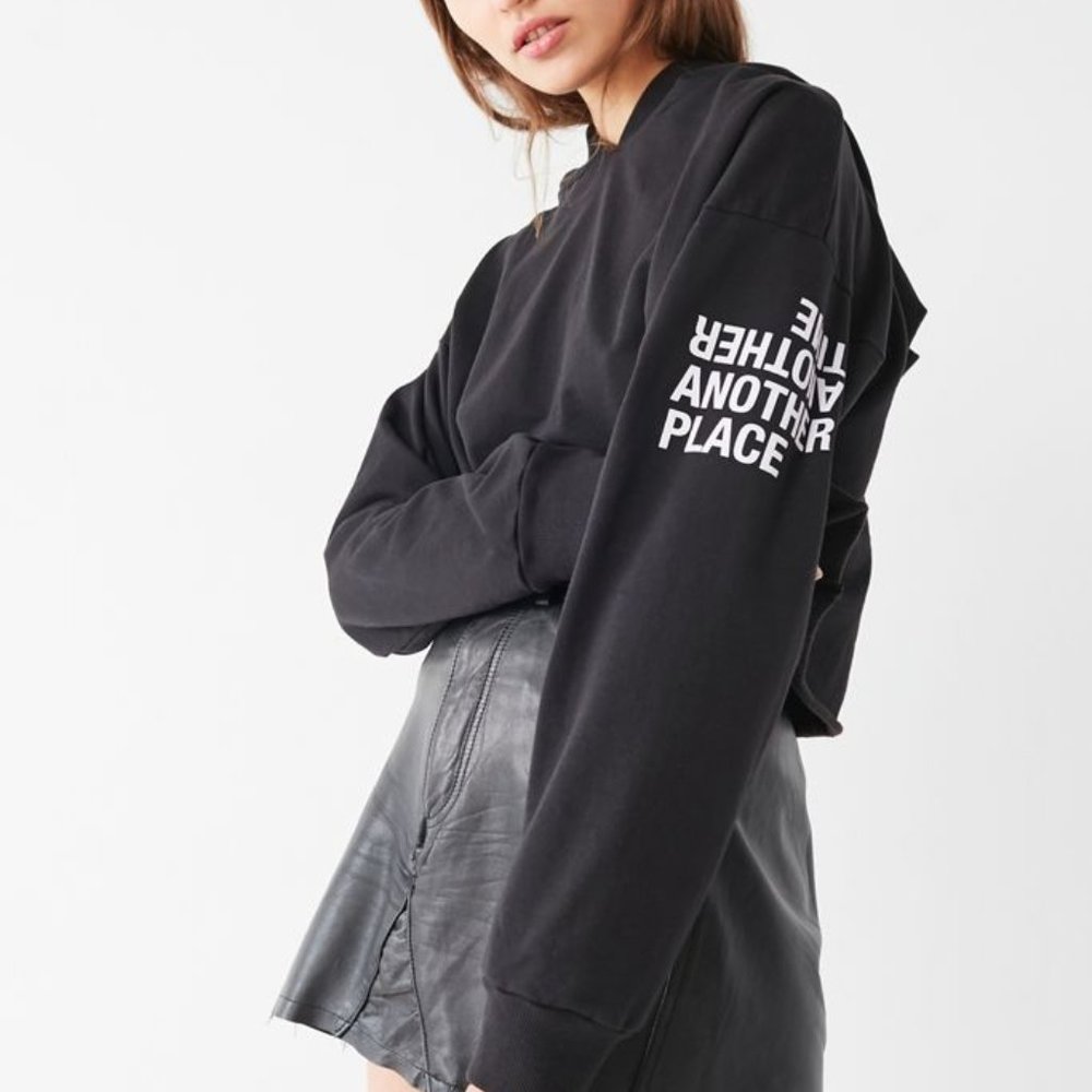 URBAN OUTFITTERS cropped hoodie black size XS
